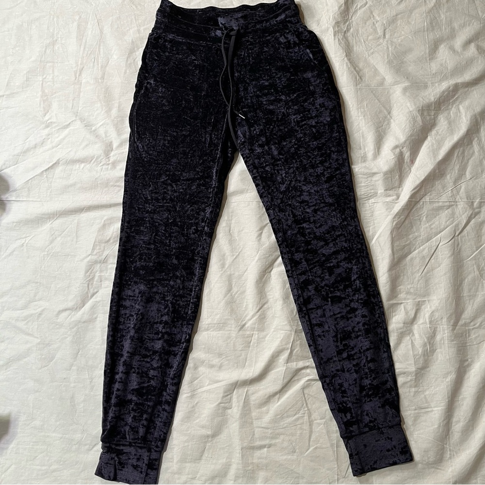 Lululemon Black Velour Jogger Size 4 - image 1